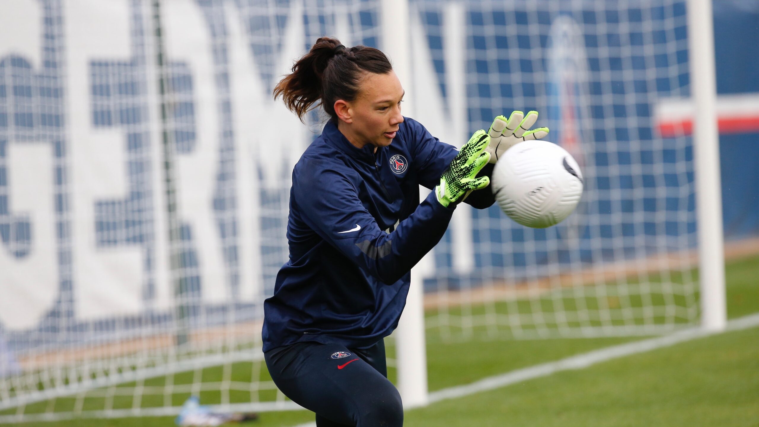 Christiane Endler se lució con espectacular tapada en el clásico de París