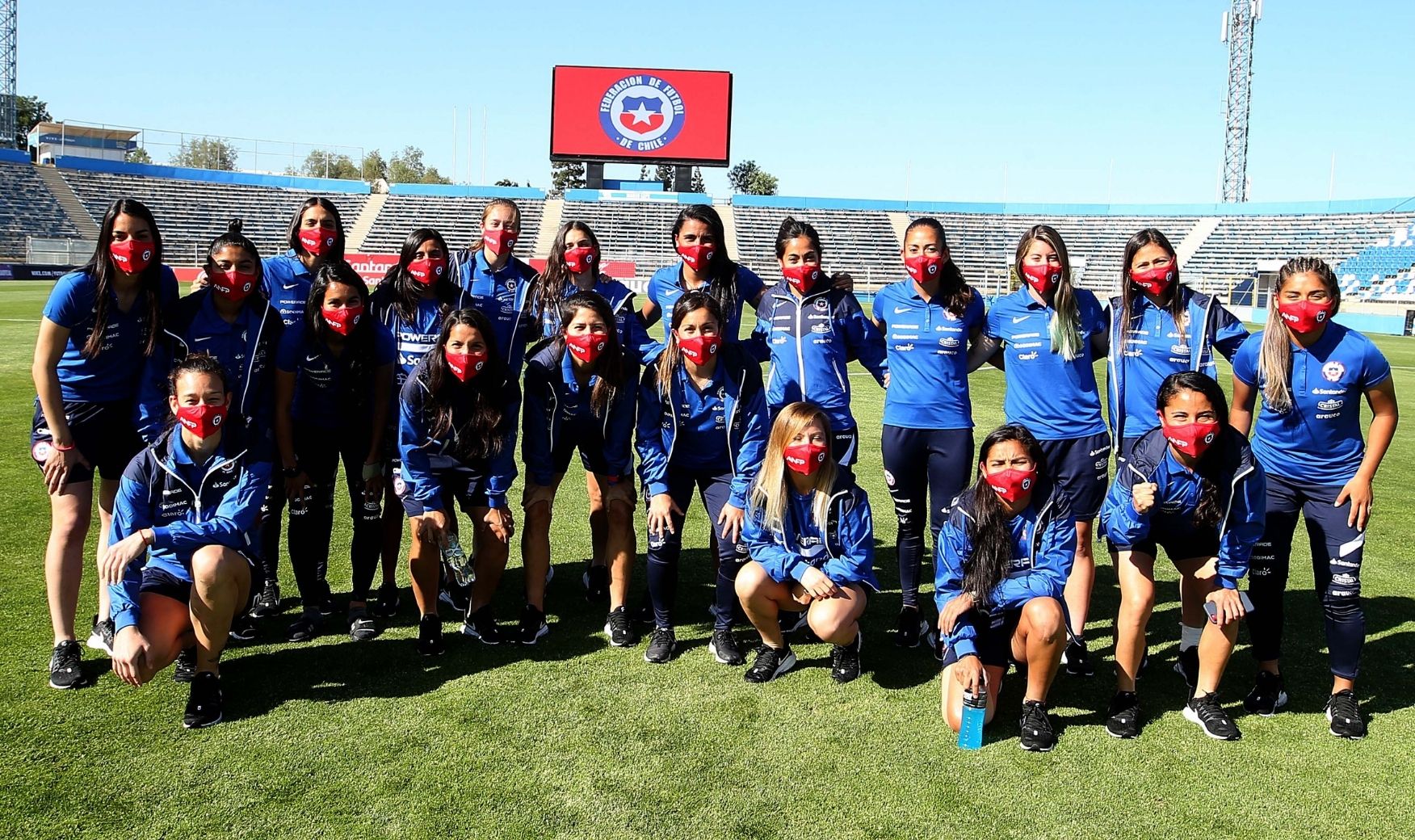 La Roja con mascarillas