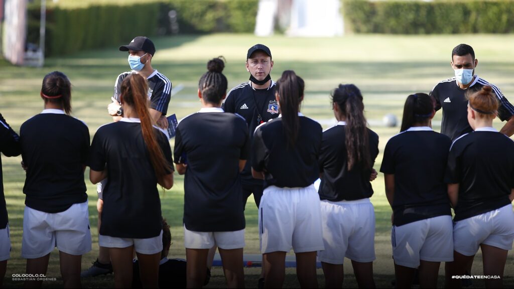 Luis Mena entrena a colo-colo