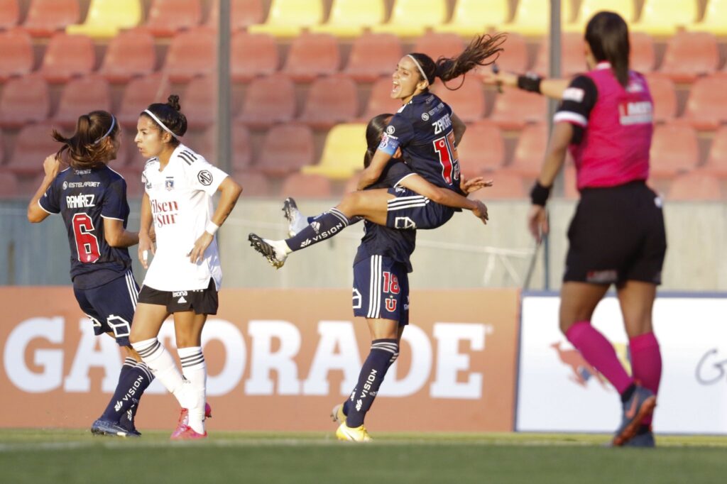 Daniela Zamora celebra el primer gol del partido frente a Colo-colo.