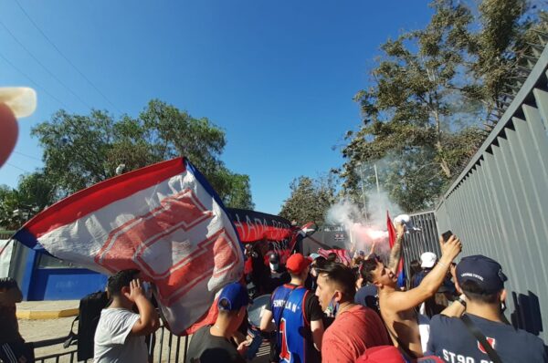 Hinchas azules realizaron banderazo previo al superclásico