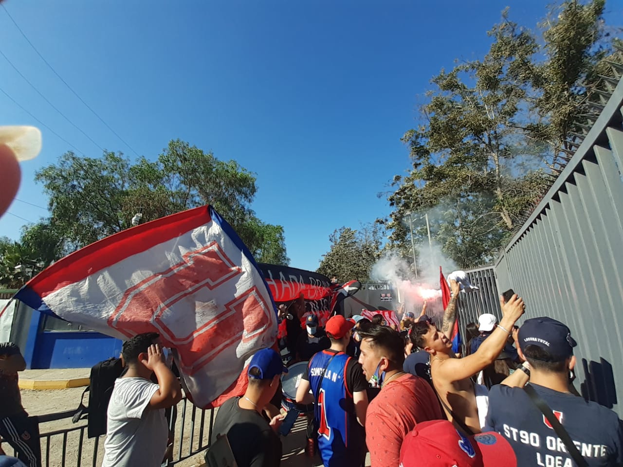 Hinchas azules afuera del CDA