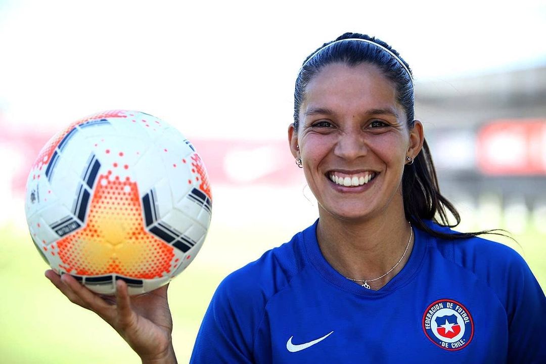 Karen Araya con balón en la mano derecha