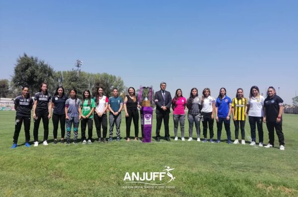 Todas las capitanas de los clubes femeninos en el lanzamiento del Campeonato 2020