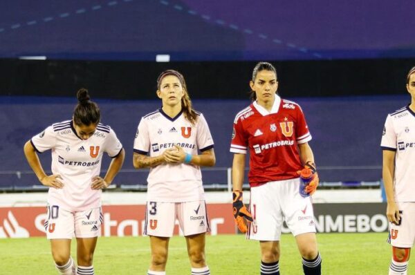 La alegría de Natalia Campos y Carla Guerrero por el once ideal de Conmebol