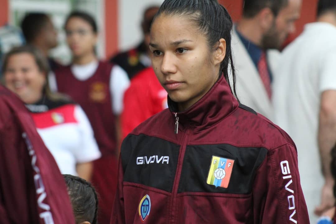 Paola Villamizar con el buzo de la selección venezolana