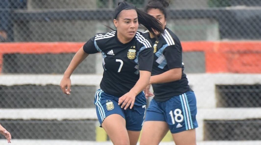 Yael Oviedo jugando por la selección argentina