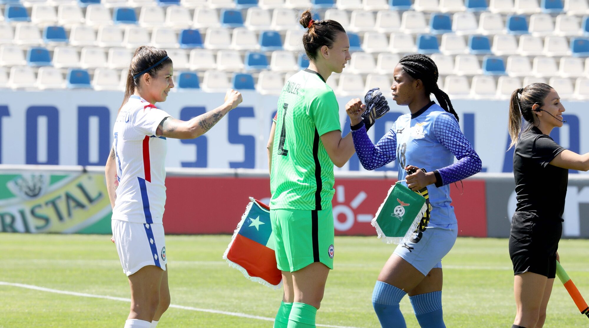 Endler y Guerrero saludando previo al partido