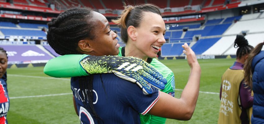 PSG Endler y Katoto celebrando el pase a semi de la UWCL