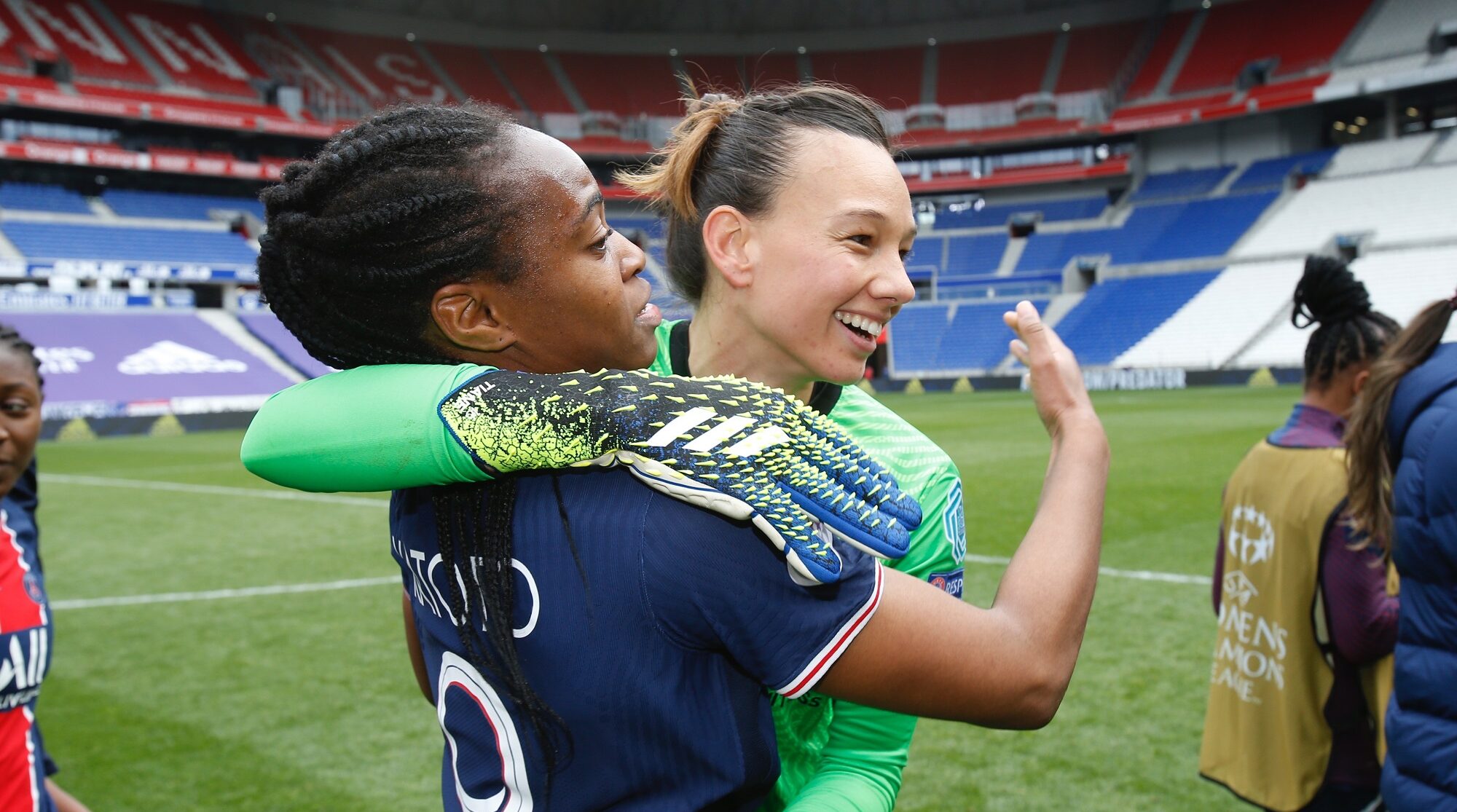 PSG Endler y Katoto celebrando el pase a semi de la UWCL