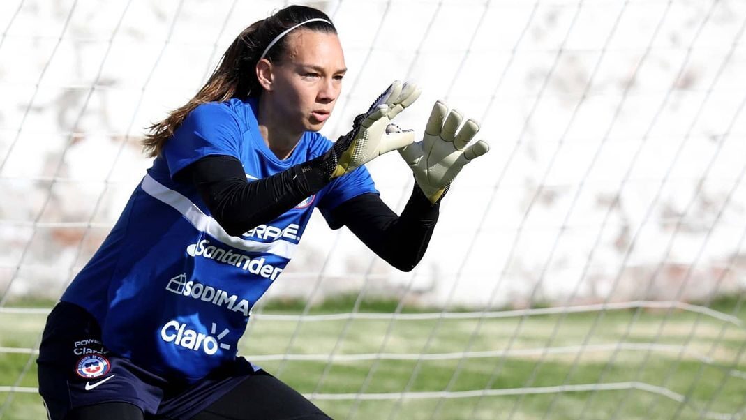 portera Christiane Endler entrenando por la selección