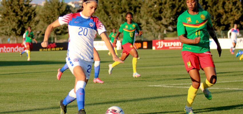 Daniela Zamora jugando contra Camerún