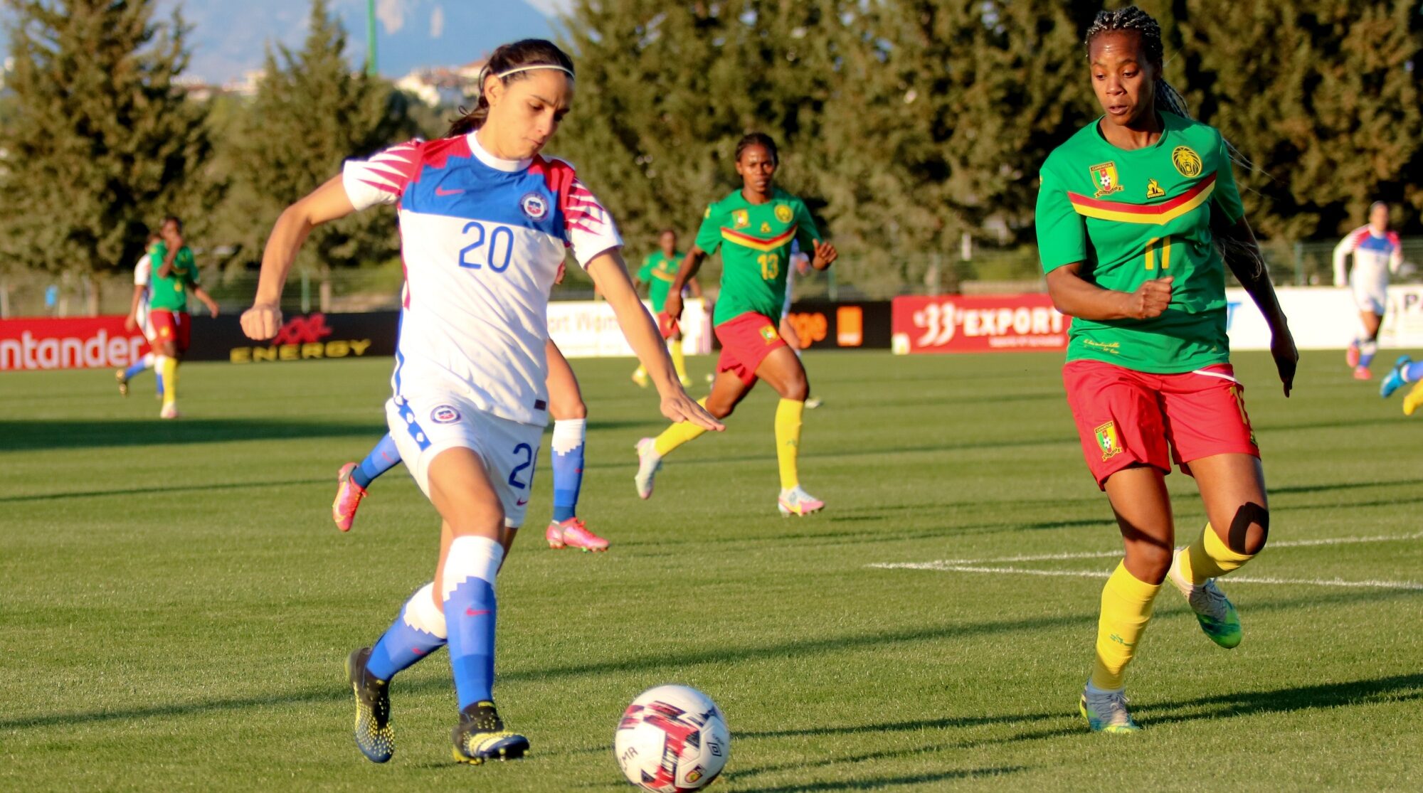 Daniela Zamora jugando contra Camerún