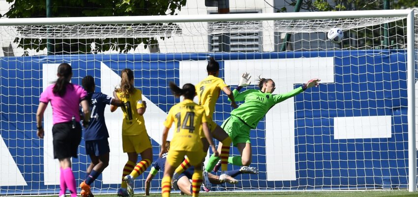 Christiane desvió la pelota en el partido PSG vs Barcelona