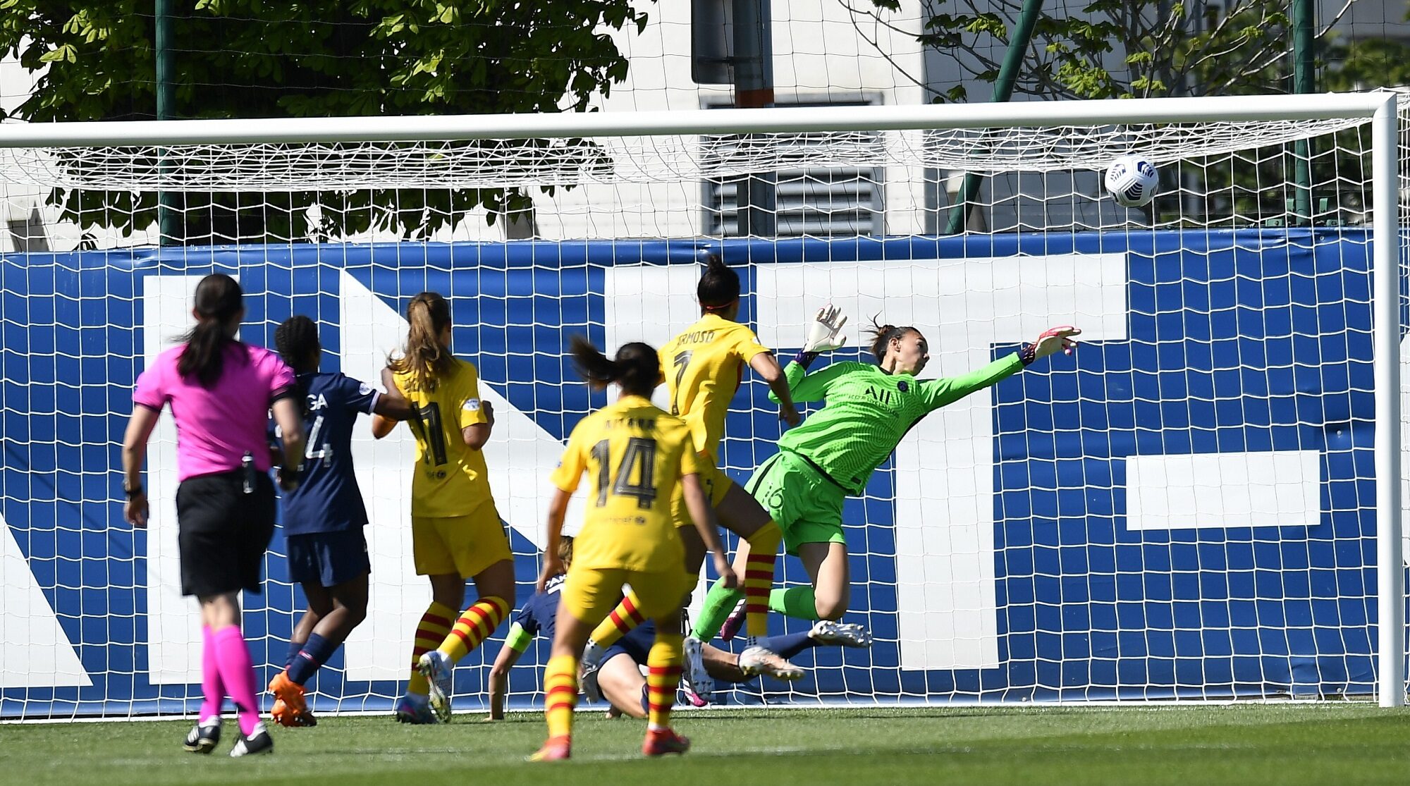 Christiane desvió la pelota en el partido PSG vs Barcelona