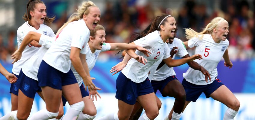 Inglesas celebrando el tercer lugar en Francia 2019 rivales Chile JJOO