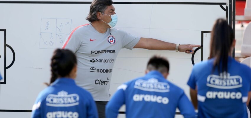 DT de la Selección, José Letelier, dando indicaciones