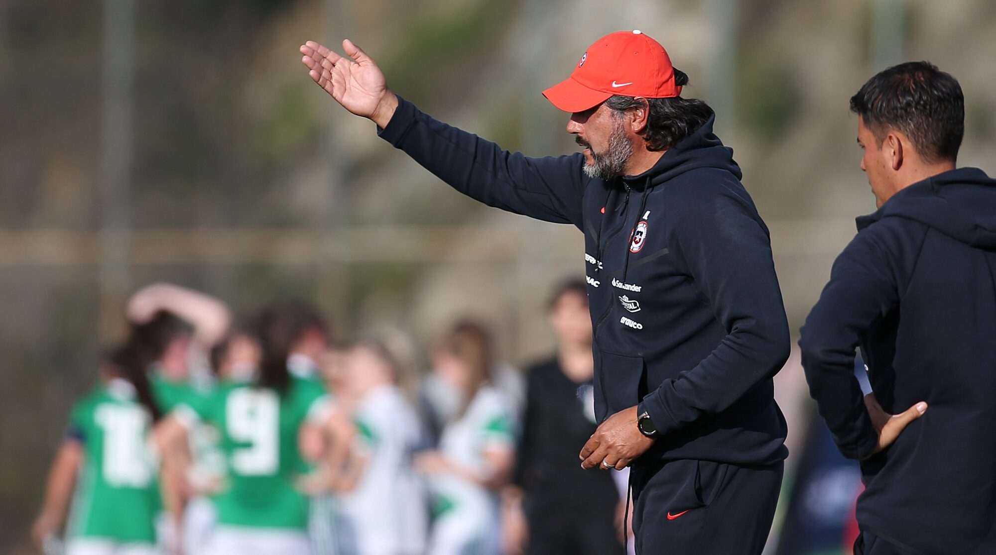 DT de La Roja, José Letelier, dando instrucciones