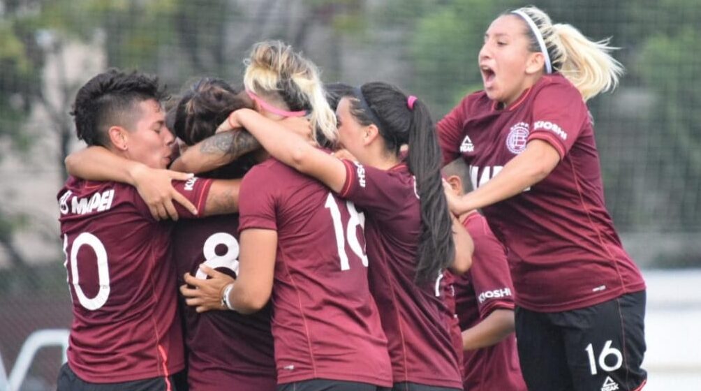 jugadoras de Lanús femenino celebrando un gol