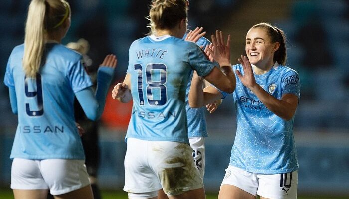 jugadoras del Manchester City celebrando un gol