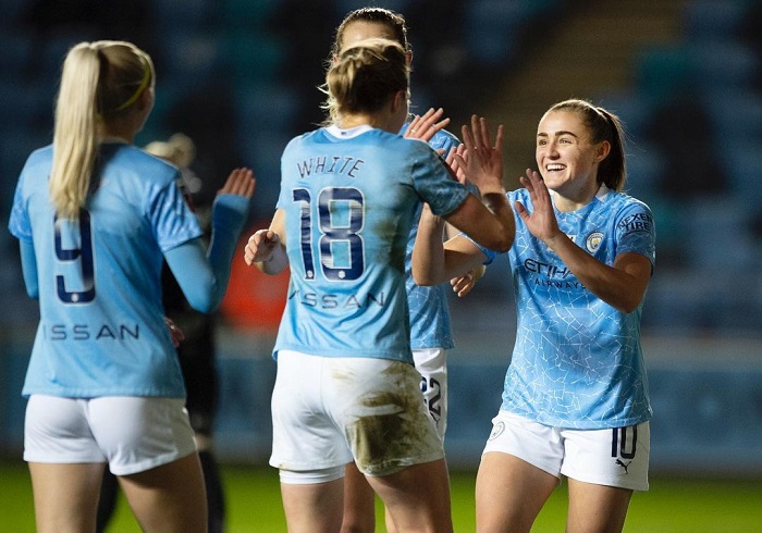 jugadoras del Manchester City celebrando un gol