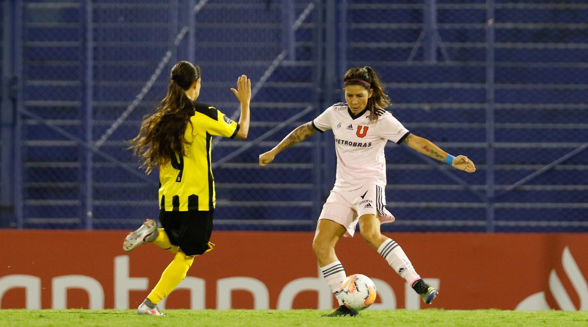 Carla Guerrero jugando contra Peñarol