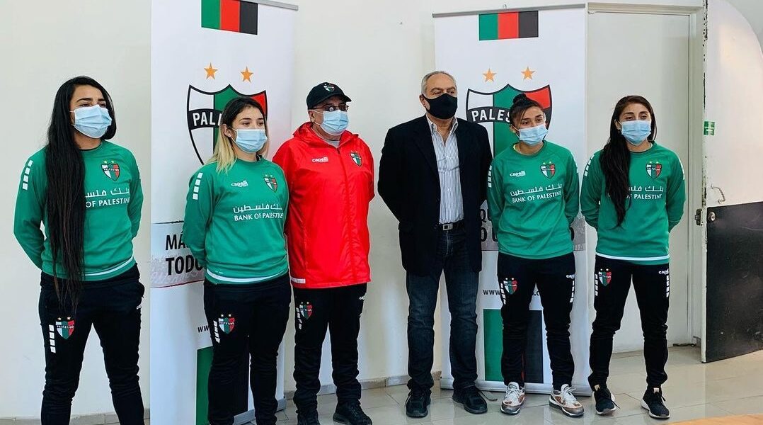 Cuatro futbolistas de palestino firmaron contrato