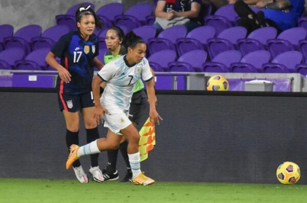 Yael Oviedo y Paola Villamizar no podrán salir de Chile para la fecha FIFA