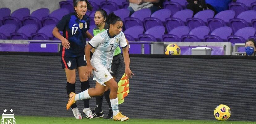 Yael Oviedo jugando por la Selección Argentina