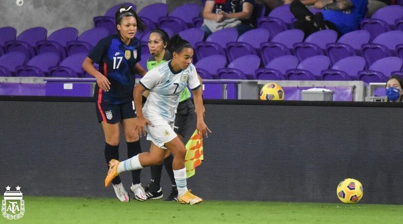 Yael Oviedo jugando por la Selección Argentina