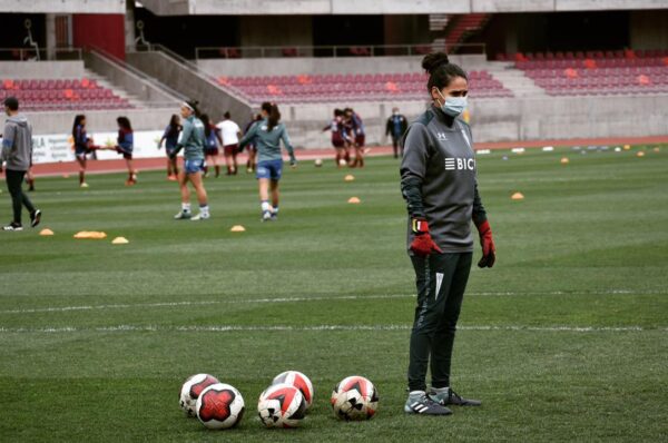 Stephanie Díaz, la única entrenadora de porteras en el fútbol chileno