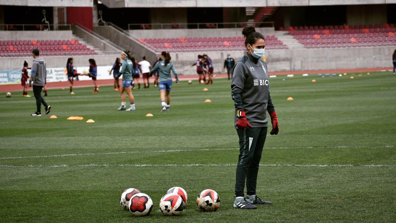 Stephanie Díaz, la única entrenadora de porteras en el fútbol chileno
