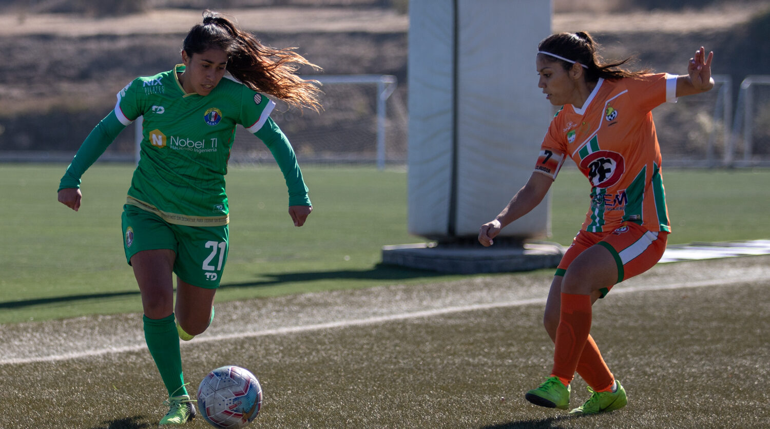 Jugadoras de Audax y Cobresal disputando la pelota