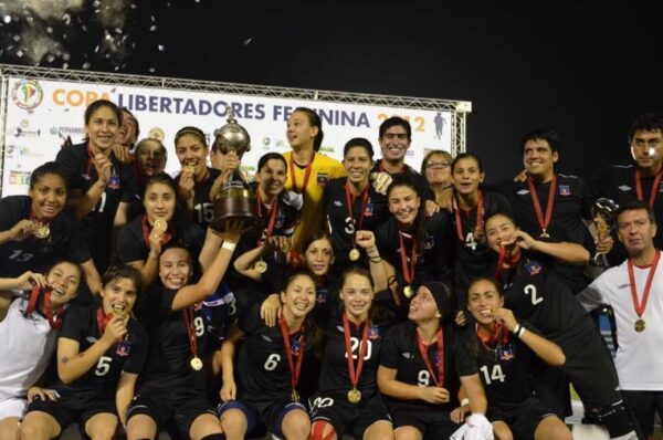 Campeonas de la Libertadores con Colo-Colo tendrán asiento vitalicio en el Monumental