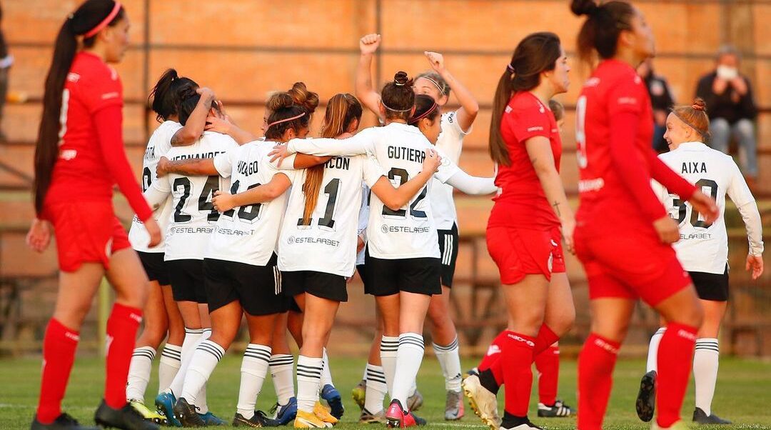 Jugadoras de Colo-Colo celebrando un gol