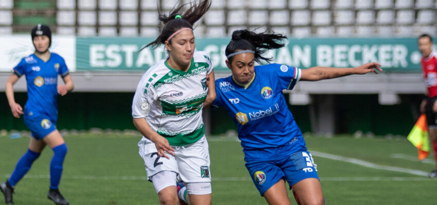 Jugadoras disputando el balón