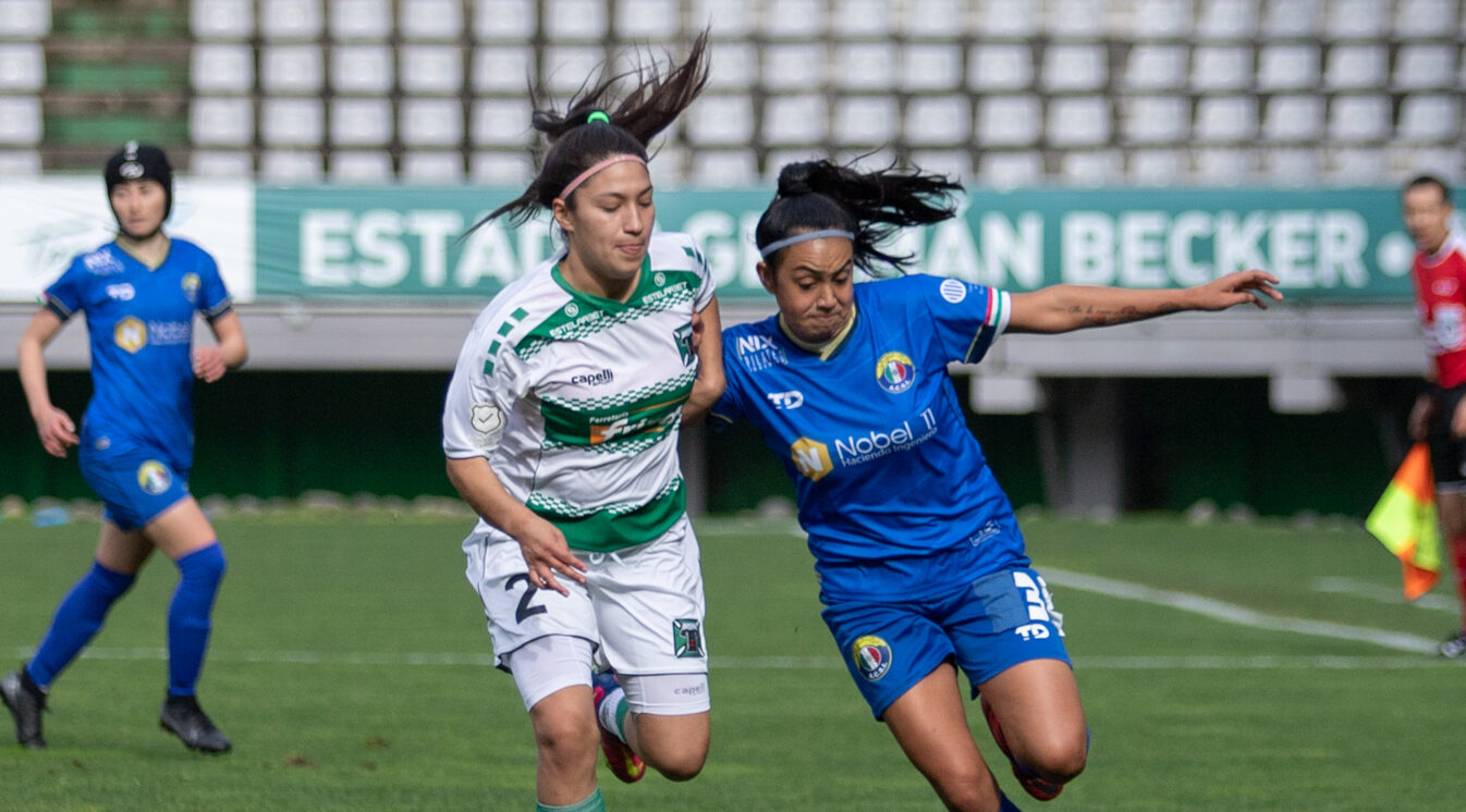 Jugadoras disputando el balón