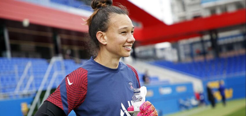 Endler sonriendo en un entrenamiento con el PSG