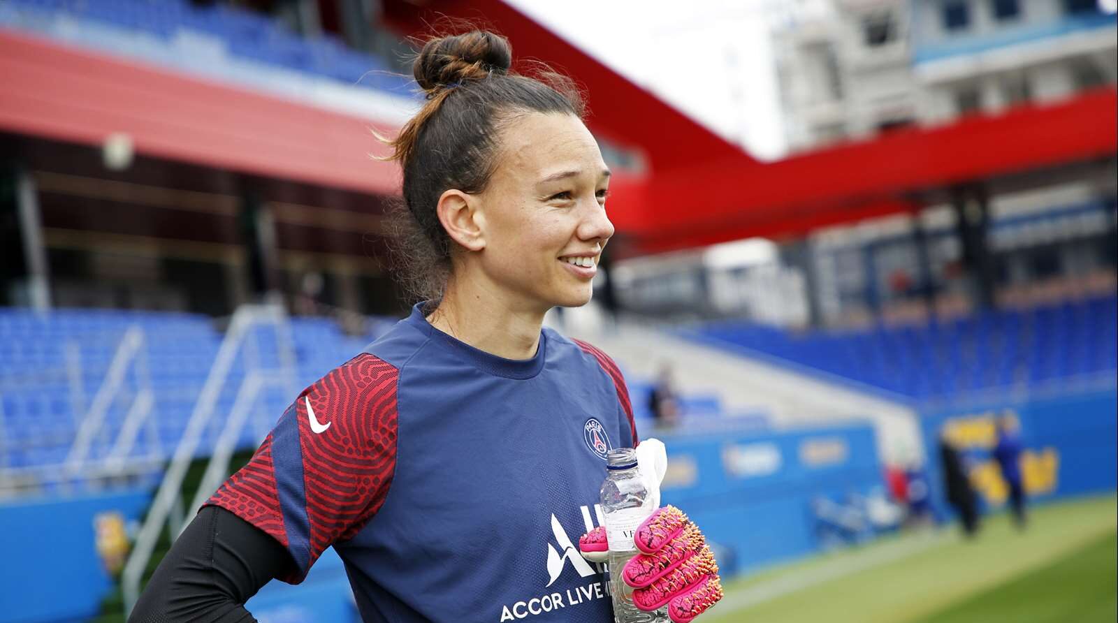 Endler sonriendo en un entrenamiento con el PSG