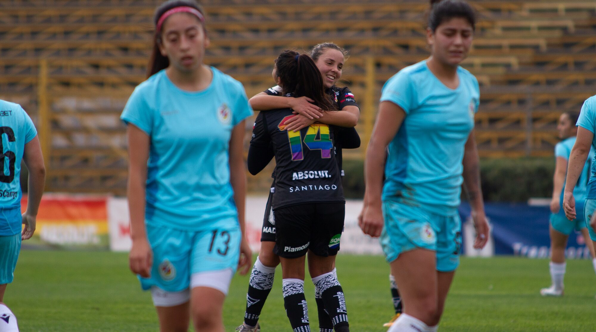 Nicole Fajre celebrando un gol