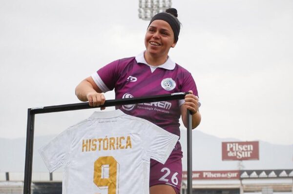 Colo-Colo homenajea a Nathalie Quezada en su primer partido de visita en el Monumental