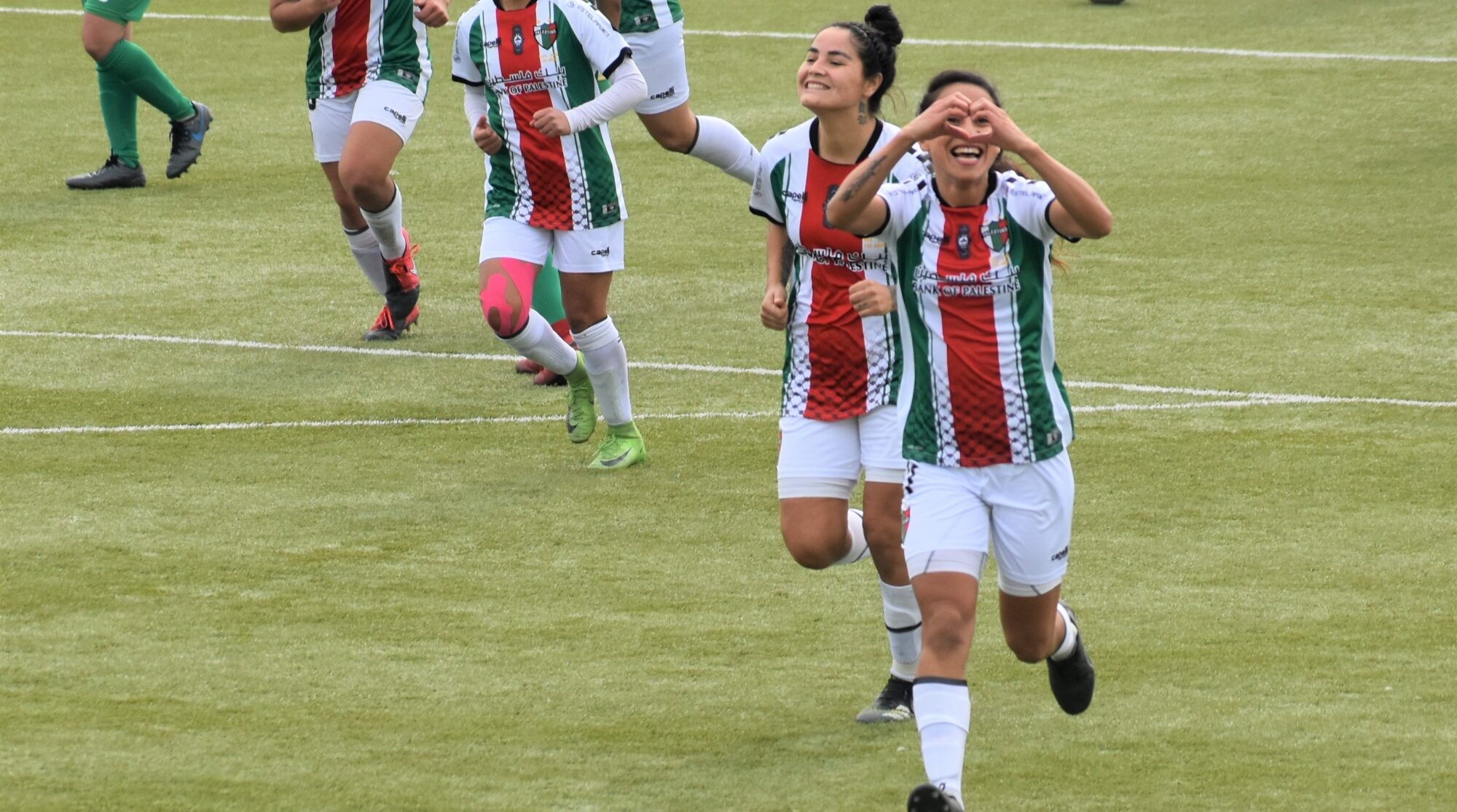 Jugadora de Palestino celebrando un gol