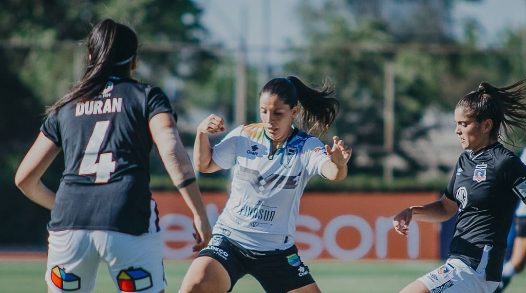 Karen Araya de Santiago Morning y dos jugadoras de Colo-Colo