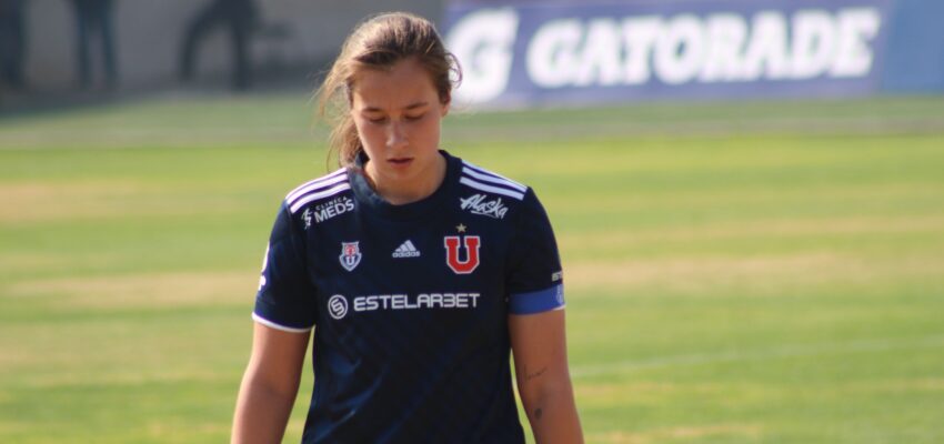 Sonya Keefe juagando en el partido de U de Chile vs Antofagasta