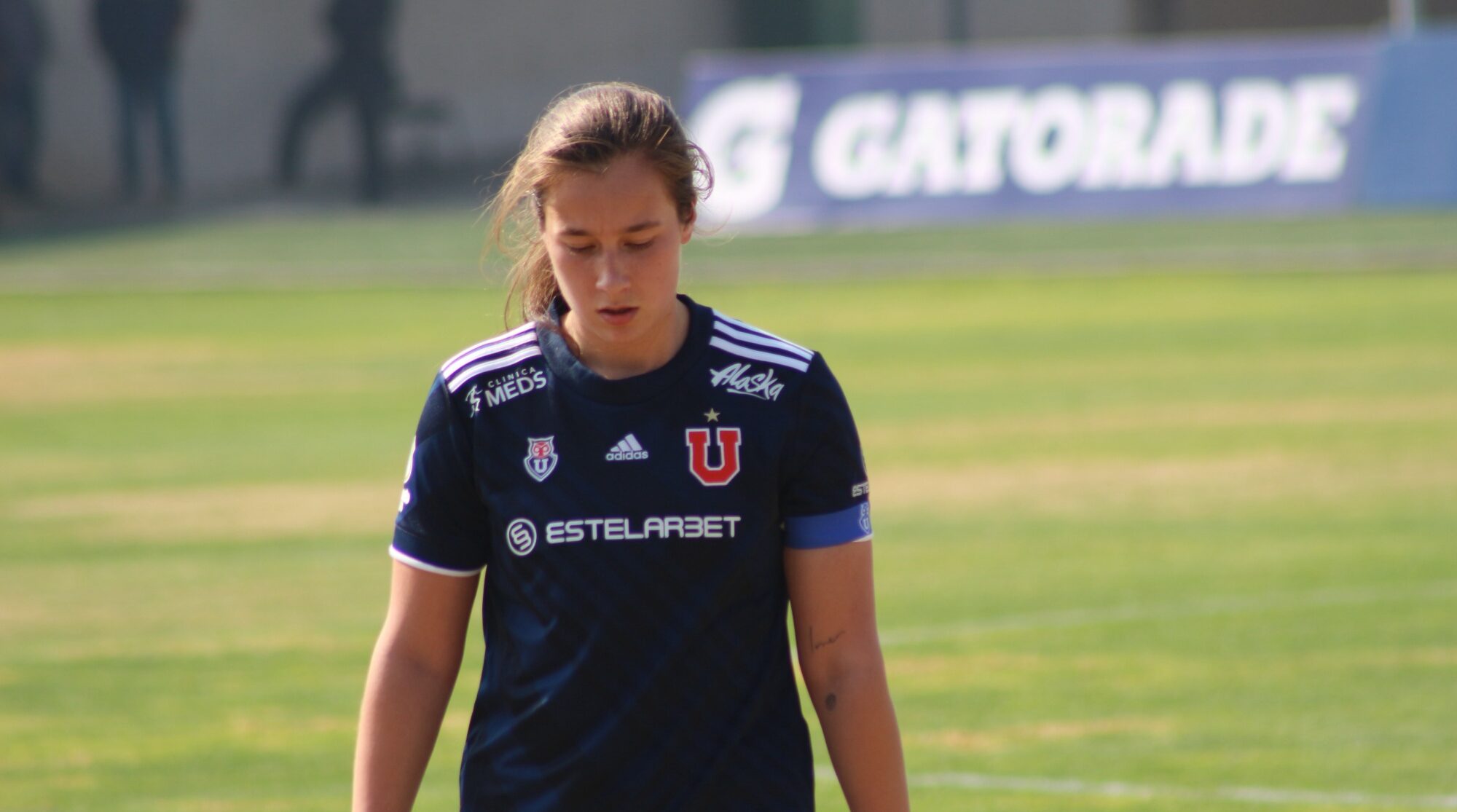 Sonya Keefe juagando en el partido de U de Chile vs Antofagasta