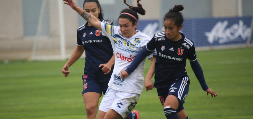 Futbolistas disputando la pelota