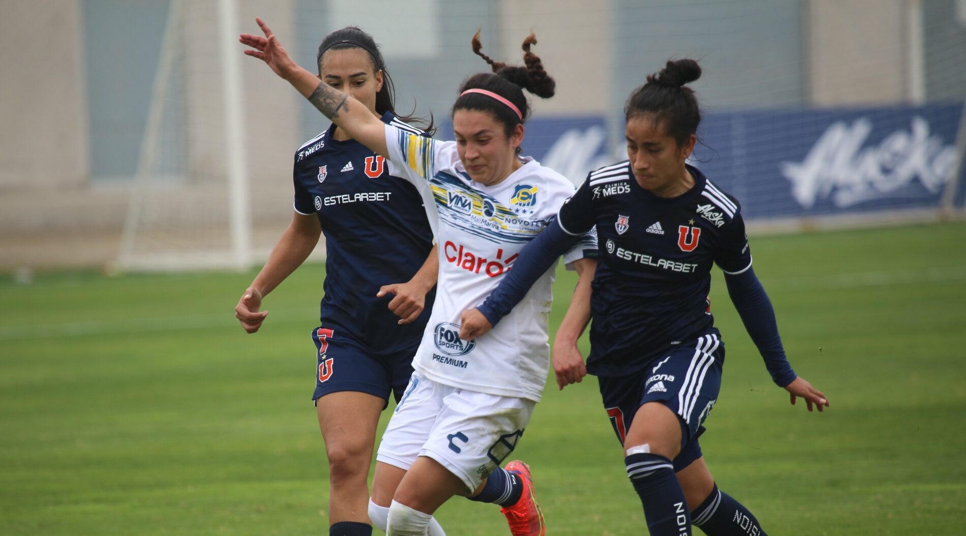 Futbolistas disputando la pelota