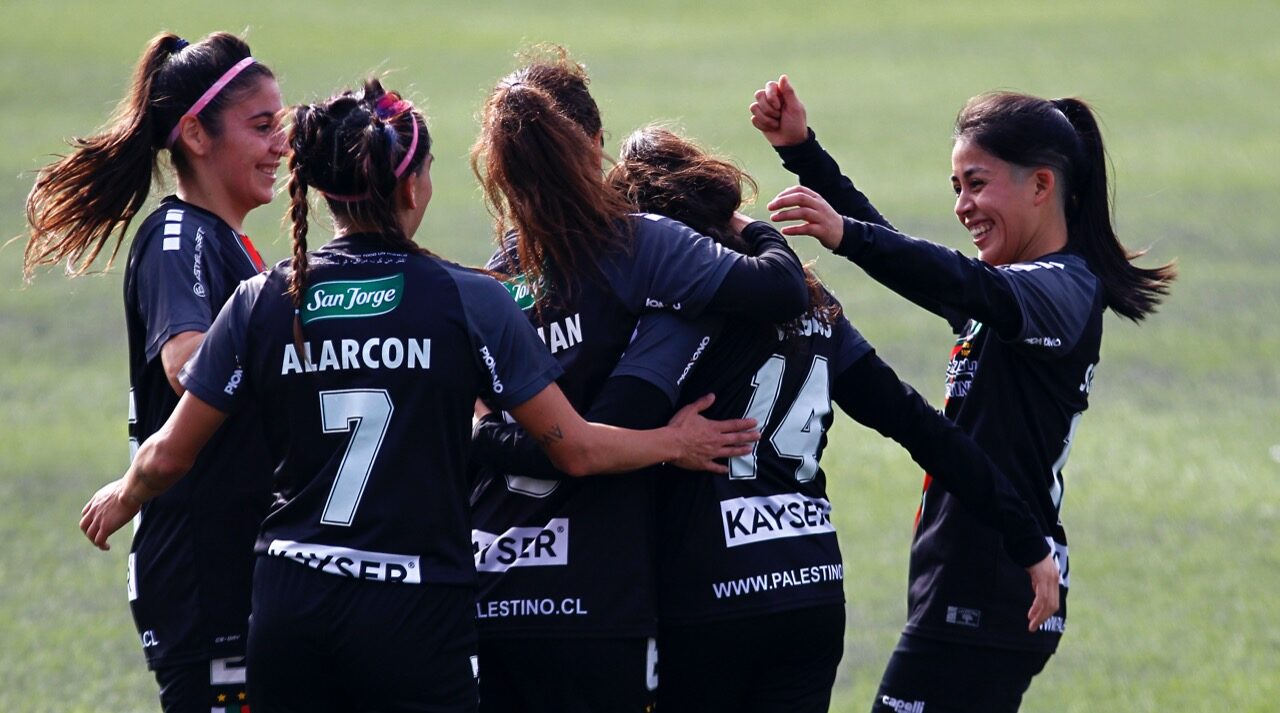 Jugadoras de Palestino celebrando un gol