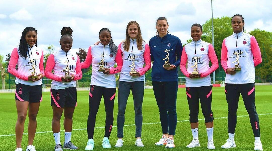 Las seis jugadoras posando con los trofeos