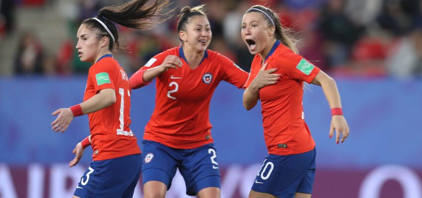 Aedo celebrando el primer gol de Chile en un Mundial adulto